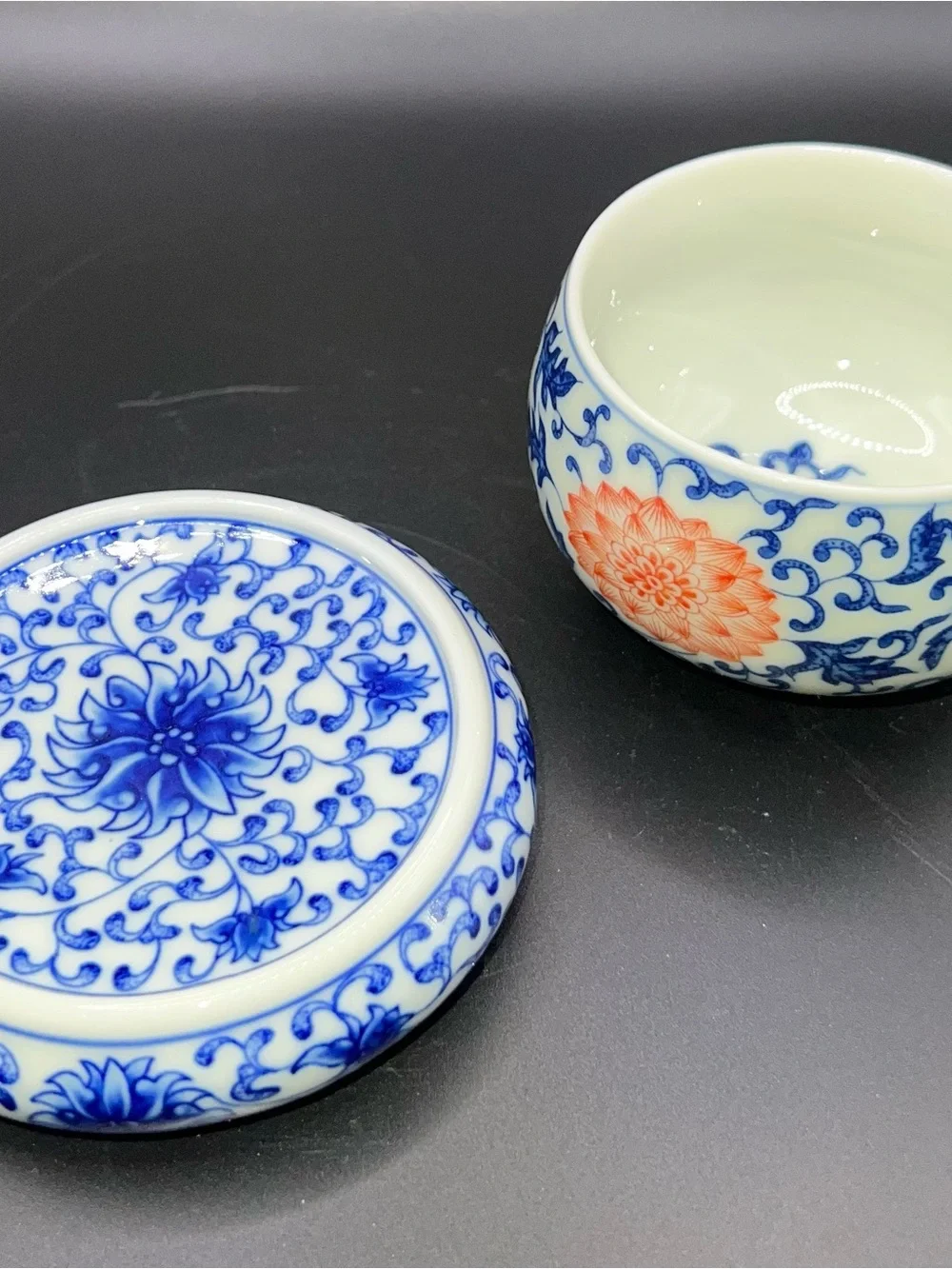 Set of 2 Chinese  porcelain tea container with lids